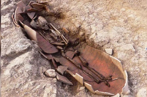 Phát hiện nghĩa địa cổ, thi thể được chôn trong bình lớn