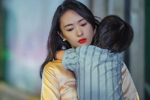 Đang cho con ăn thì mẹ chồng lao vào quát: "Nó phải ăn hết bát, trớ ra mới là no!"