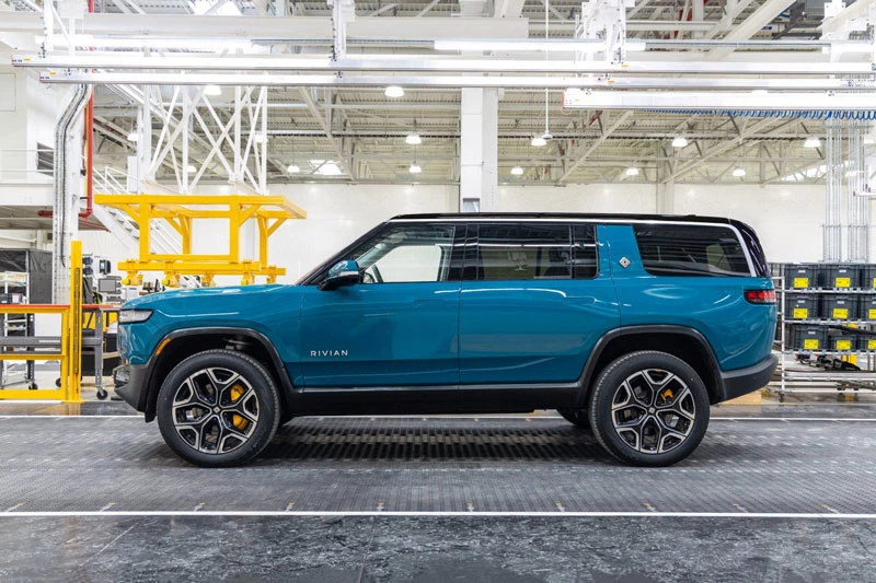 7. Rivian R1S.