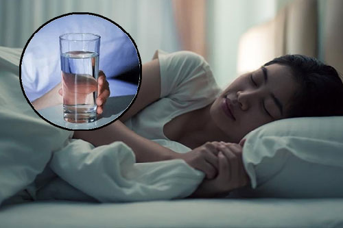 2 thứ để cạnh giường khi ngủ tốt hơn thuốc bổ, 4 vật để cạnh giường độc hại hơn thạch tín