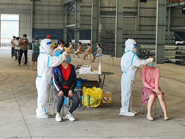 Xét nghiệm SARS-CoV-2 cho người lao động tại Nhà máy sản xuất ống thép Hòa Phát trong KCN Hòa Khánh (Đà Nẵng)