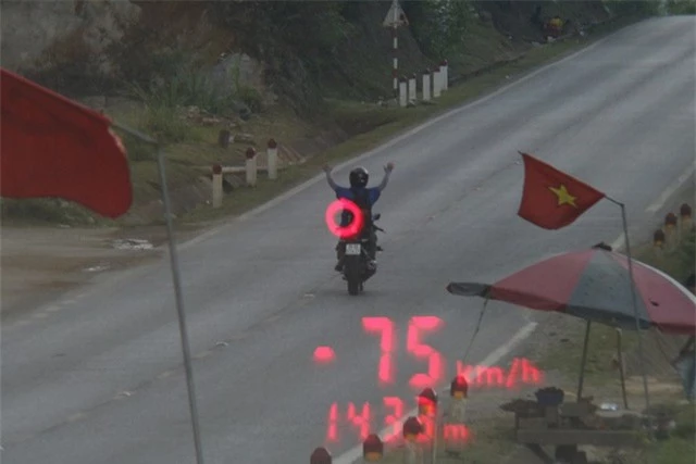 Thanh niên buông 2 tay lái xe máy 75km/h bị phạt gần 9 triệu đồng - Ảnh 1.