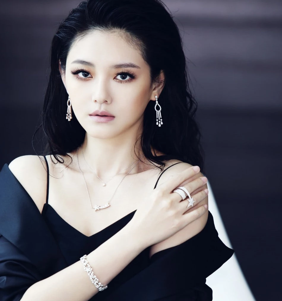 Từ Hy Viên nắm trong tay vài khối bất động sản. Ảnh: Harper's Bazaar Jewelry China