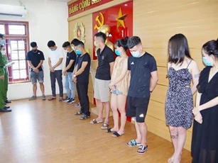 Hải Dương: Vừa ký cam kết phòng dịch, quán karaoke vẫn cho khách "bay lắc"