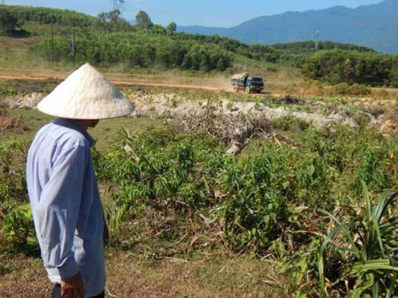 Người dân thôn Quê Chữ bất lực nhìn xe tải chở lượng đất vừa múc rời khỏi cánh đồng ruộng