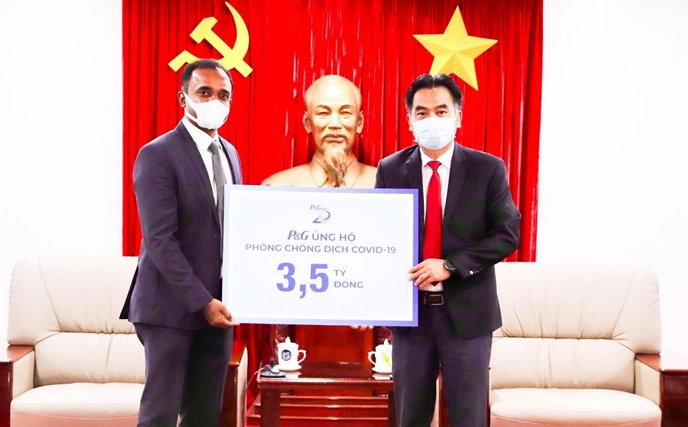 Công ty P&G Việt Nam trao tặng 3,5 tỷ đồng hỗ trợ công tác phòng, chống dịch cho tỉnh Bình Dương.