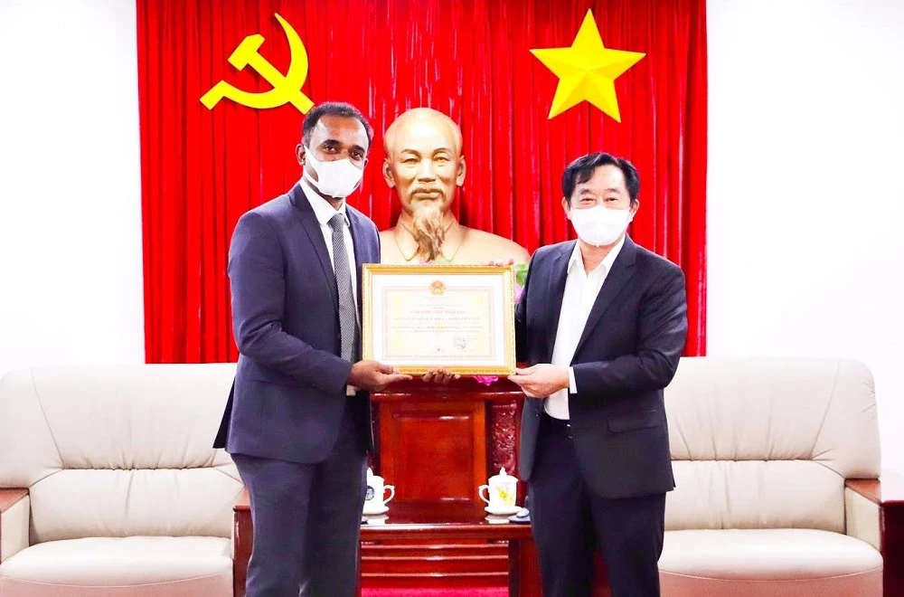 Chủ tịch UBND tỉnh Bình Dương Nguyễn Hoàng Thao tặng hoa tri ân và trao chứng nhận “Tấm lòng vàng nhân đạo” cho Công ty P&G Việt Nam.