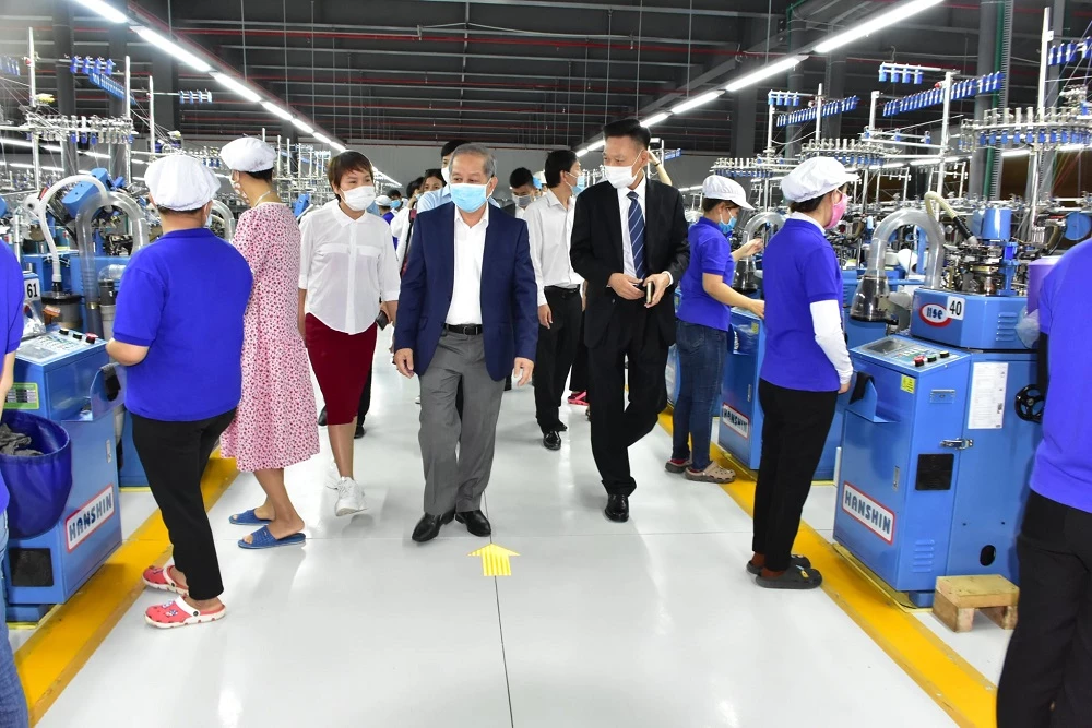 Lãnh đạo tỉnh Thừa Thiên Huế kiểm tra công tác phòng chống dịch và tình hình sản xuất của Nhà máy dệt Sunjin AT&C Vina (KCN Phong Điền).