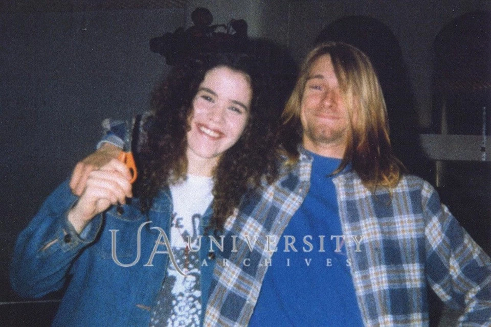 Những sợi tóc của ca sĩ Kurt Cobain (phải) được bán đấu giá sau nhiều năm. Ảnh: Loud Wire.