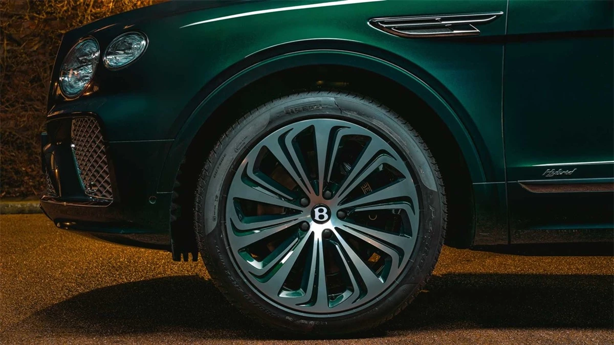 Ngắm SUV siêu sang Bentley Bentayga xanh ngọc lục bảo độc nhất vô nhị - 7