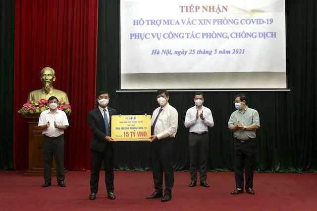 Tập đoàn T&T đã trao tặng Bộ Y tế 1 triệu liều vắc xin, đồng thời ngân hàng TMCP Sài Gòn - Hà Nội (SHB) cũng trao tặng 15 tỷ đồng để Bộ Y tế mua vắc xin phòng chống Covid-19.