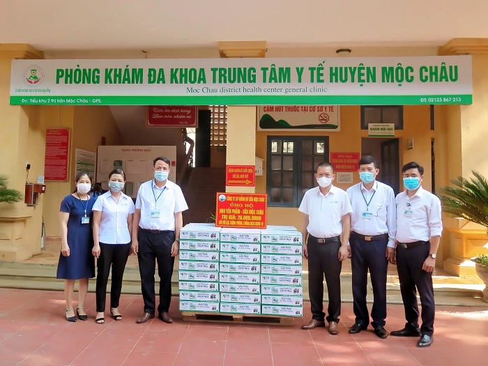 Hơn 50.000 sản phẩm, tương đương gần 400 triệu đồng, được Mộc Châu Milk trao tặng tới đại diện các tỉnh. 