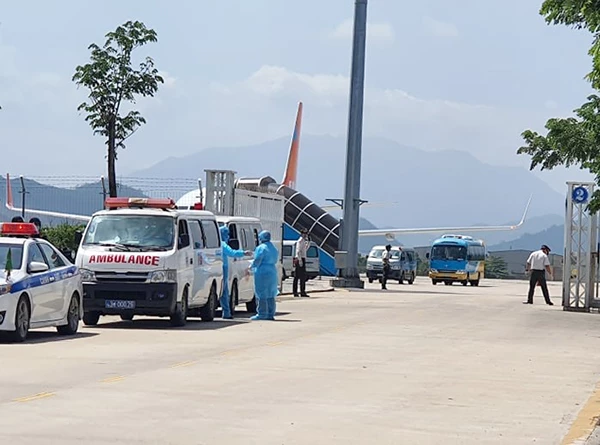 Các chuyến bay "giải cứu" đưa công dân Việt Nam từ các nước trở về, hạ cánh tại sân bay quốc tế Đà Nẵng