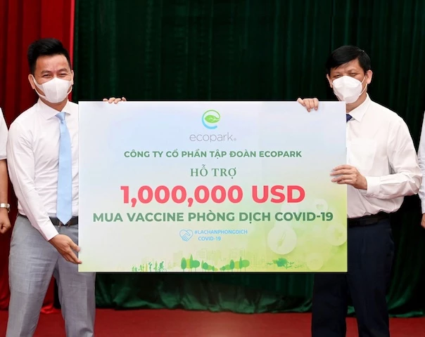 Trong sáng 25/5, 1 triệu USD ủng hộ quỹ Vaccine Covid-19 của Chính phủ đã được đại diện Ecopark trao tới Bộ Y tế