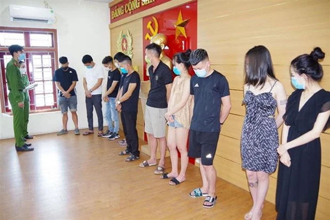 Các đối tượng sử dụng trái phép ma tuý tại quán karaoke. Ảnh: TTXVN.