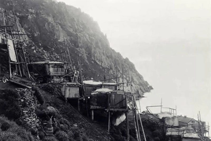 Những ngôi nhà của người Inuit bên bờ hồ Anjikuni. Ảnh: Mysterious Facts.