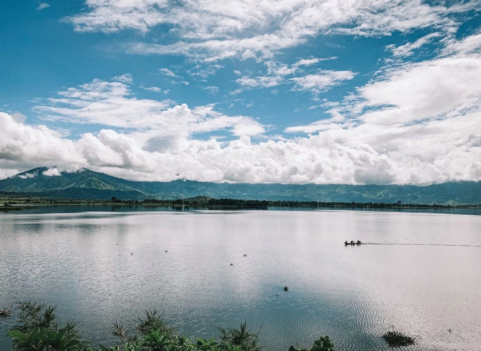 Hồ Lắk được xếp hạng danh lam thắng cảnh quốc gia vào năm 1993. Hồ có cảnh quan thơ mộng, xung quanh hồ là các dãy núi lớn bao phủ bởi những cánh rừng nguyên sinh. Hồ Lắk hiện là một trong những điểm đến hấp dẫn bậc nhất Đắk Lắk. Ảnh: Hoàng Tuấn Anh.