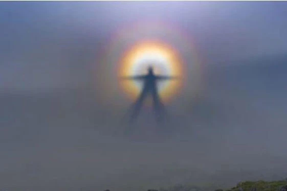 Một bức ảnh cho thấy 'bóng ma Brocken' - một ảo ảnh quang học xảy ra khi bóng của một người khổng lồ xuất hiện trên nền mây (Ảnh: Live Science)