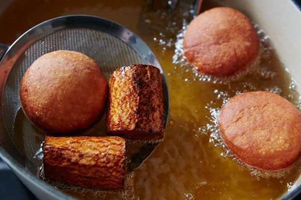 Mỗi lần làm món chiên, tôi đều thêm thứ này vào để món rán vàng ươm không bị cháy