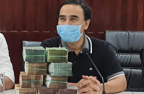 Quyền Linh ghi điểm tuyệt đối khi công khai trao 2 tỷ kèm hình ảnh 9 cọc tiền mặt ủng hộ chống dịch Covid-19 giữa drama từ thiện