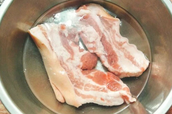 Người Việt nên bỏ ngay thói quen rửa thịt theo cách này vì sẽ làm tăng nguy cơ nhiễm khuẩn, khiến cả nhà nhiễm bệnh