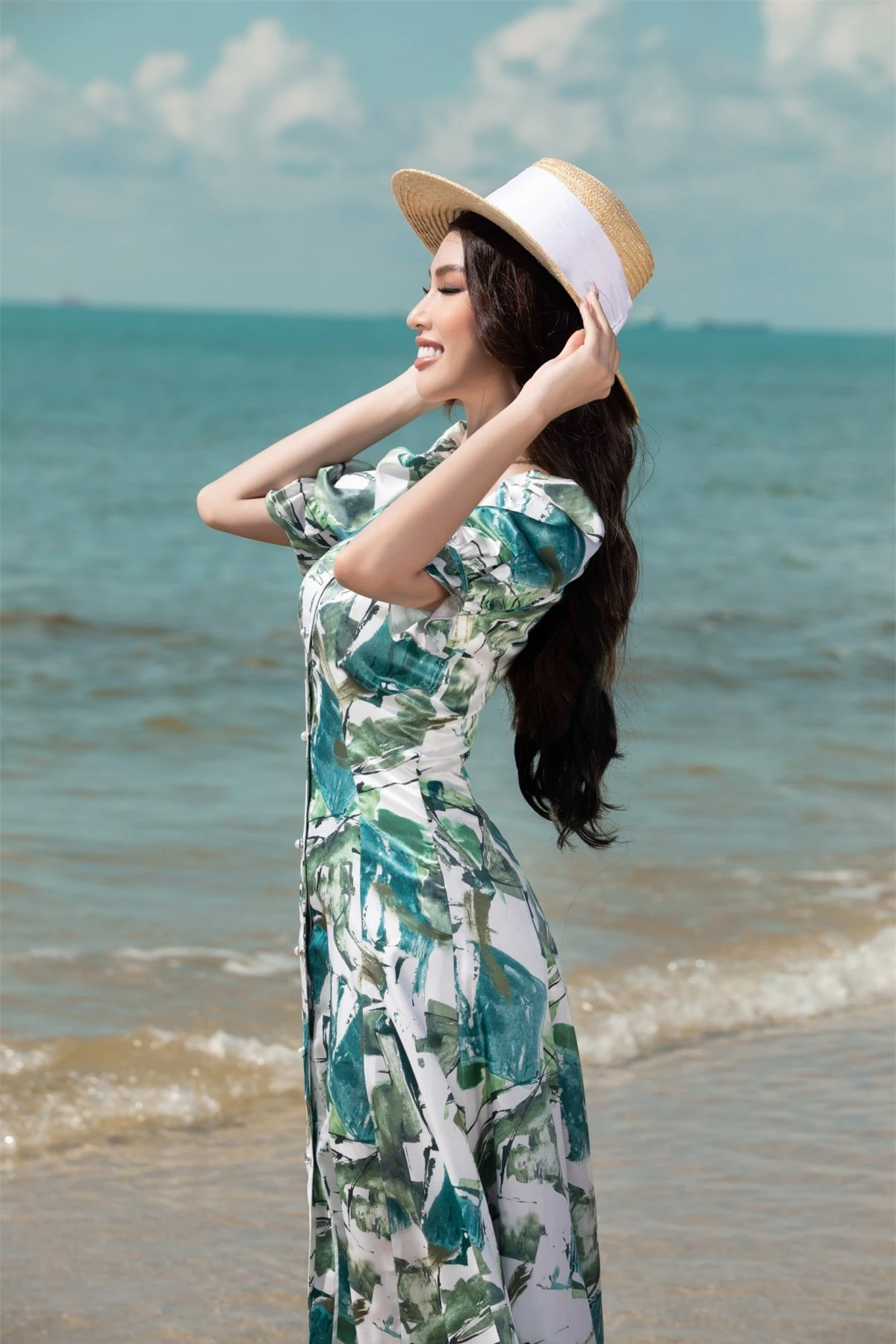 Trong bộ hình khoe sắc của chuyến du lịch biển, Á hậu Ngọc Thảo đã khéo léo khoe dáng dưới khung cảnh nên thơ dưới ánh nắng hè cùng những bộ váy đi biển.
