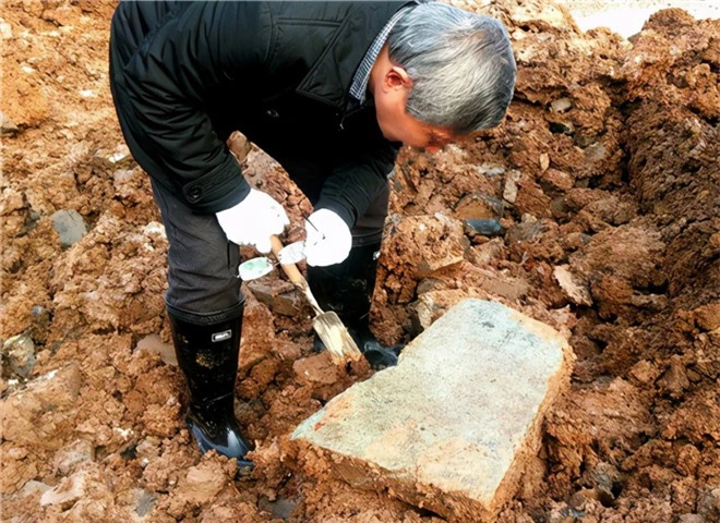 Di dời 17 phiến đá lạ ra khỏi lăng mộ cổ, 30 năm sau, chuyên gia đau lòng nhận ra họ đã mắc sai lầm - Ảnh 1.