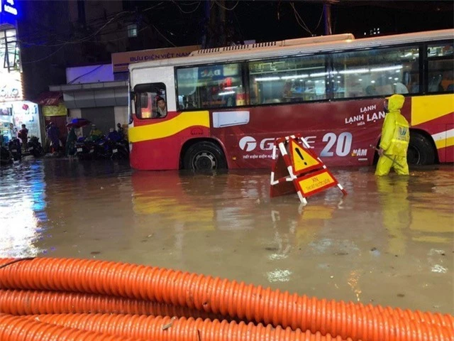 Hà Nội chịu ảnh hưởng của nhiều đợt mưa lớn kèm nắng nóng gay gắt trong tháng 6 - Ảnh 1.