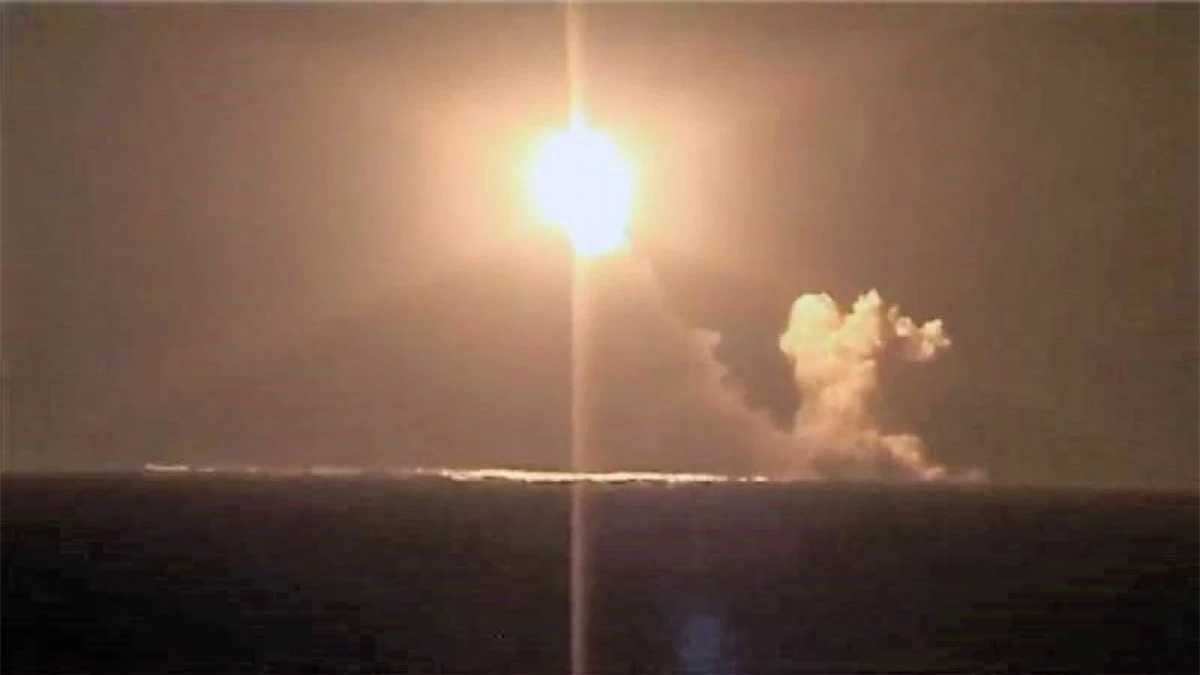 Hình ảnh phóng tên lửa Bulava từ tàu ngầm Hoàng tử Vladimir; Nguồn: topwar.ru