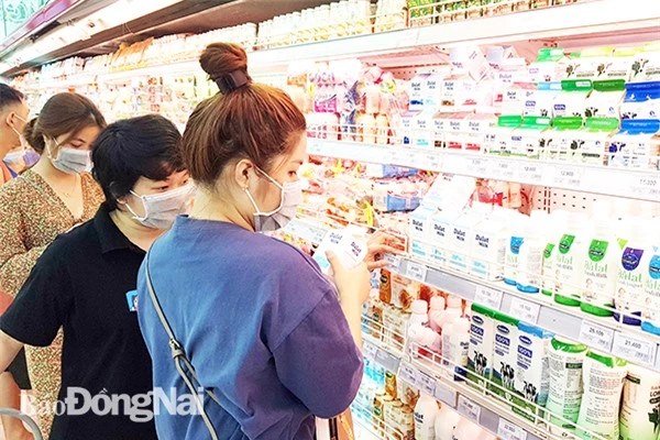 Người tiêu dùng chọn mua các loại sữa Việt Nam tại một siêu thị ở TP.Biên Hòa. Ảnh: L.Phương