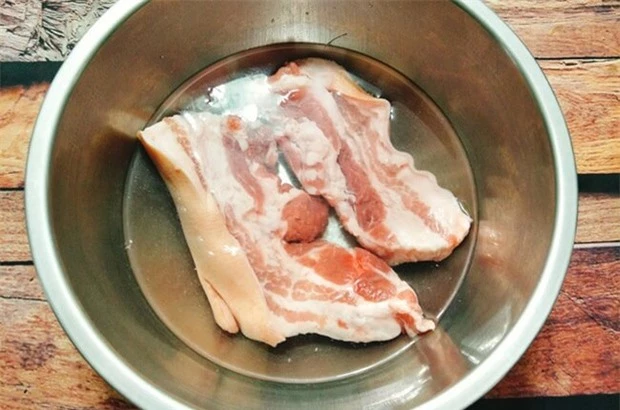 Người Việt nên bỏ ngay thói quen rửa thịt theo cách này vì sẽ làm tăng nguy cơ nhiễm khuẩn, khiến cả nhà nhiễm bệnh - Ảnh 3.