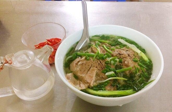 Quán phở đặc biệt gần nửa thế kỷ không tìm nổi miếng chanh vẫn tấp nập người ăn