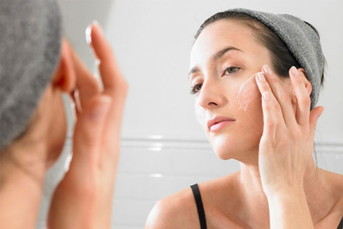 Dùng kem dưỡng ẩm sai cách để da không bị ảnh hưởng