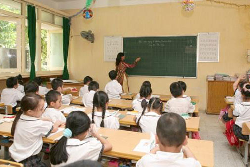 Giáo viên hợp đồng có được hưởng lương dạy thêm giờ?