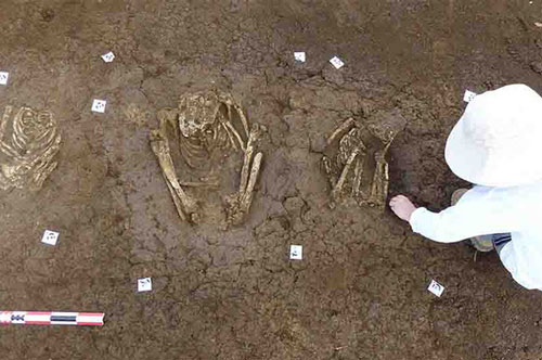 Xây nhà, phát hiện... 113 ngôi mộ cổ ngàn năm của tộc người bí ẩn