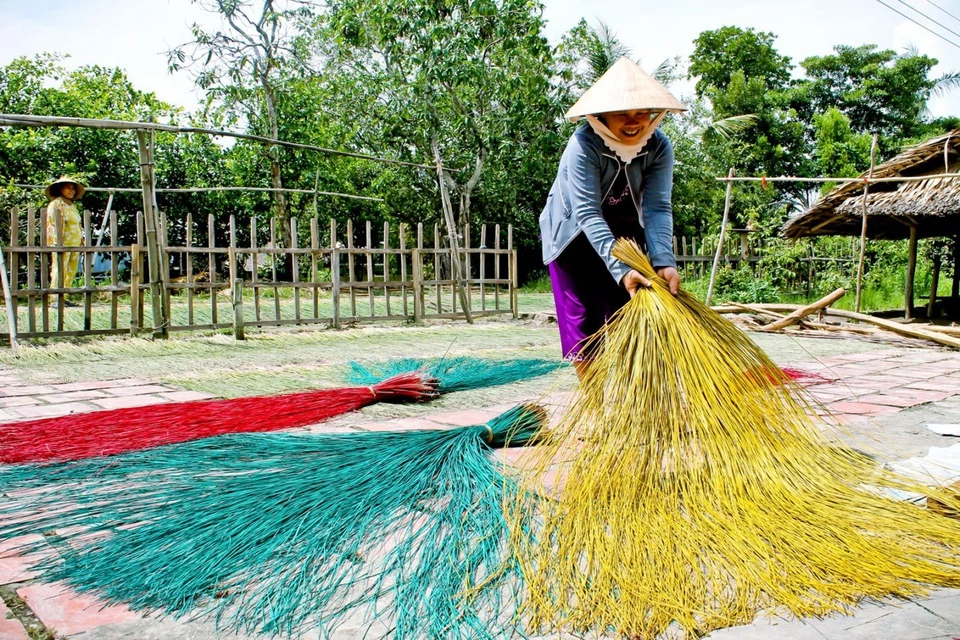 Huyện Hồng Dân nằm về phía bắc tỉnh Bạc Liêu. Theo trang TTĐT huyện, nơi đây được chính quyền cách mạng đổi tên thành Hồng Dân vào đầu năm 1947, theo tên Anh hùng lực lượng vũ trang nhân dân Trần Hồng Dân (tên thật là Trần Văn Thành). Đến huyện Hồng Dân, du khách có thể thăm chùa Kosthum, miếu Quan Đế, làng nghề dệt chiếu truyền thống, thưởng thức đặc sản bánh tằm Ngan Dừa... Ảnh: Đăng Huỳnh.