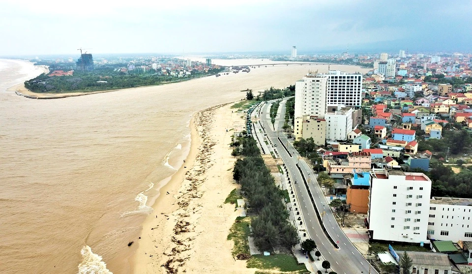 Nơi hẹp nhất theo chiều đông - tây của dải đất liền nước ta thuộc tỉnh Quảng Bình. Theo Địa chí Quảng Bình, địa hình tỉnh này nhìn chung là hẹp, trong đó nơi hẹp nhất theo chiều đông - tây (vĩ độ tại Đồng Hới) chỉ xấp xỉ 50 km. Ảnh: Phạm Trường.