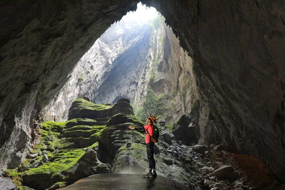 Sơn Đoòng là hang động nổi tiếng ở Vườn quốc gia Phong Nha - Kẻ Bàng. Theo trang thông tin giới thiệu điểm đến, hang Sơn Đoòng được hình thành khoảng 2-5 triệu năm trước, chiều rộng 150 m, cao hơn 200 m, chiều dài lên tới gần 9 km, dung tích ước tính 38,5 triệu m3, được xem là hang động tự nhiên lớn nhất thế giới. Ảnh: Hải An.