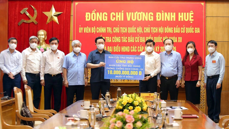 Chủ tịch Quốc hội Vương Đình Huệ trao kinh phí của Ban cứu trợ T.Ư ủng hộ tỉnh Bắc Giang phòng, chống dịch Covid-19.