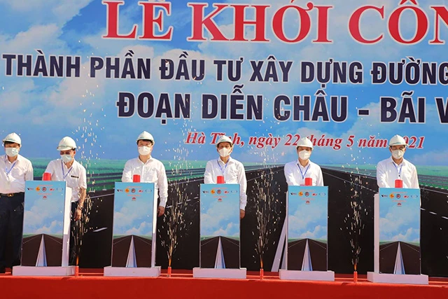 Bộ GTVT khởi công dự án cao tốc Bắc - Nam đoạn Diễn Châu - Bãi Vọt