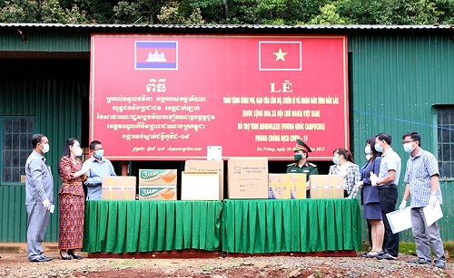 Đắk Lắk tặng quà, vật tư y tế chống dịch cho tỉnh Mondunkiri – Campuchia 