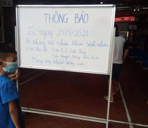 Bảng thông báo không tiếp bệnh nhân ở xã có người nhiễm Covid19