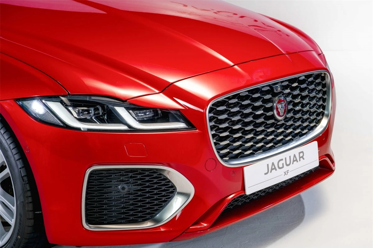 Jaguar XF R-Dynamic SE 2021 được bán với giá từ 3,119 tỷ đồng trong khi bản cao cấp hơn là R-Dynamic SE AWD 2021 được bán với giá từ 3,499 tỷ đồng.