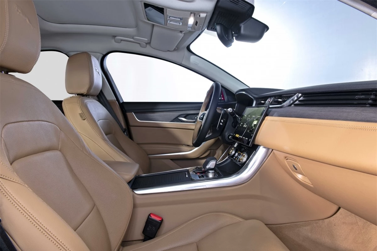 Khoang lái của xe sở hữu một màn hình trung tâm hoàn toàn mới, có kích thước 11,4 inch, được đặt dưới cửa gió điều hòa. Jaguar cho biết phần khung của chi tiết này được làm bằng ma-giê và sơn đen nhám.