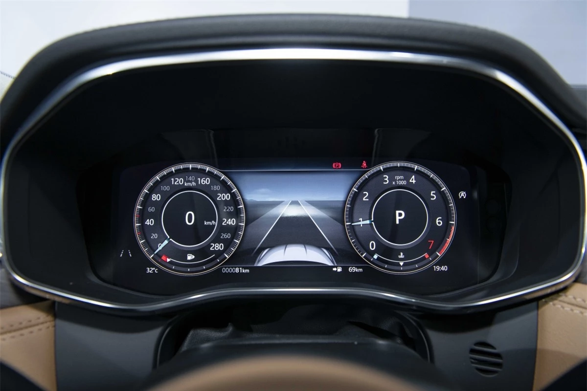 Các tính năng hỗ trợ người lái được Jaguar trang bị tiêu chuẩn cho XF mới gồm hệ thống cảnh báo ra khỏi xe an toàn, camera 3D, cốp điện, sạc điện thoại không dây, hệ thống âm thanh 12 loa, radio vệ tinh SiriusXM. Công nghệ khử tiếng ồn chủ động cùng hệ thống lọc không khí nâng cao cũng được trang bị trên mẫu sedan sang trọng này.