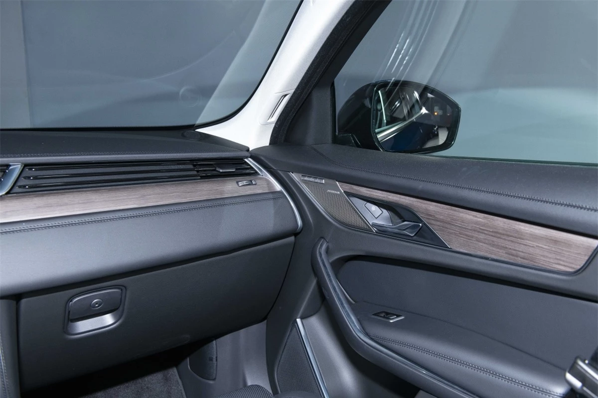 Ngoài những công nghệ hiện đại, F-Pace sở hữu những chất liệu nội thất tuyệt vời giúp khoang nội thất trở nên sang trọng hơn so với nguyên bản. Thay cho nút vặn điều chỉnh trên mẫu xe hiện tại, Jaguar đã trang bị cần số cho F-Pace 2021. Chiếc xe còn được trang bị hệ thống đèn xung quanh nội thất xe với 10 màu khác nhau cùng hệ thống âm thanh Meridian 14 loa.