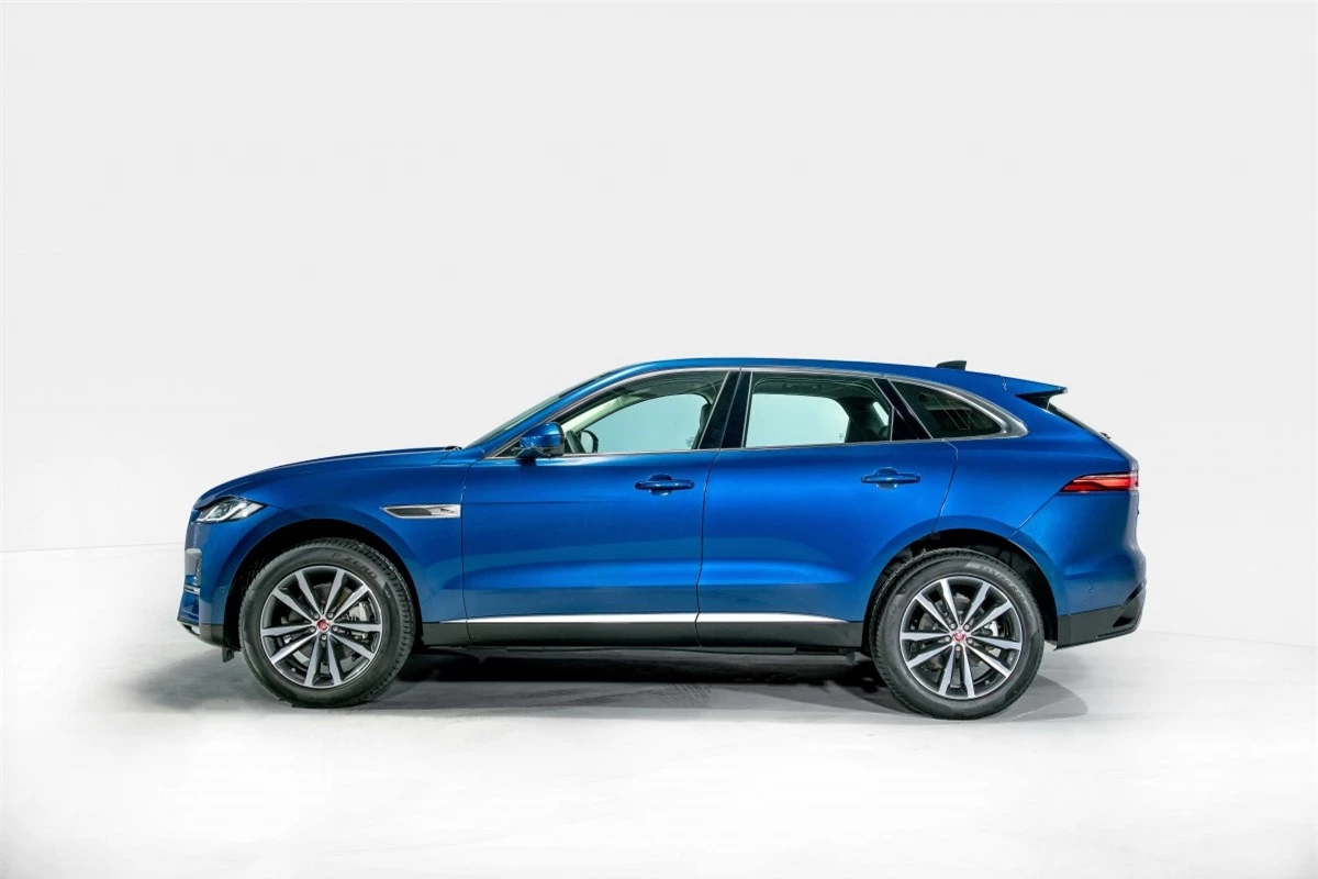 Về tổng thể, Jaguar F-Pace 2021 không có quá nhiều sự khác biệt so với phiên bản tiền nhiệm. Tuy nhiên, với những thay đổi hiện đại, F-Pace mới trở thành một sự lựa chọn hấp dẫn hơn so với phiên bản cũ. Trên phiên bản mới, phần nắp ca-pô đã được thiết kế lại với những đường nét góc cạnh, thể thao hơn so với phiên bản cũ. 