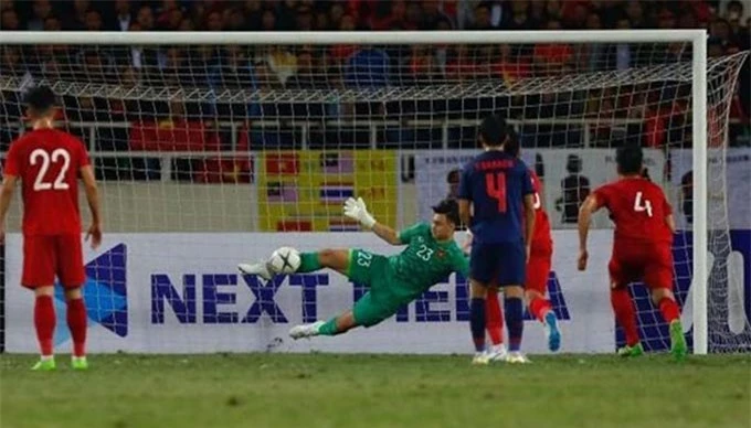 Văn Lâm cản phá quả đá phạt đền của Bunmathan tại vòng loại World Cup 2022