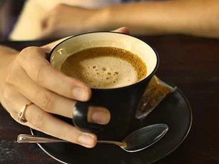 Uống cà phê không đúng cách gây hại sức khỏe