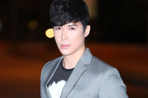 Nathan Lee đăng tin nhắn cho trợ lý tìm mua độc quyền ca khúc nào đấy với "giá nào cũng mua"